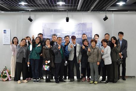 지역기록자원 아카이브 - 전태극 작가 기증사진 활용 전시 <모래불에 귀향의 꿈 세운 아바이마을>